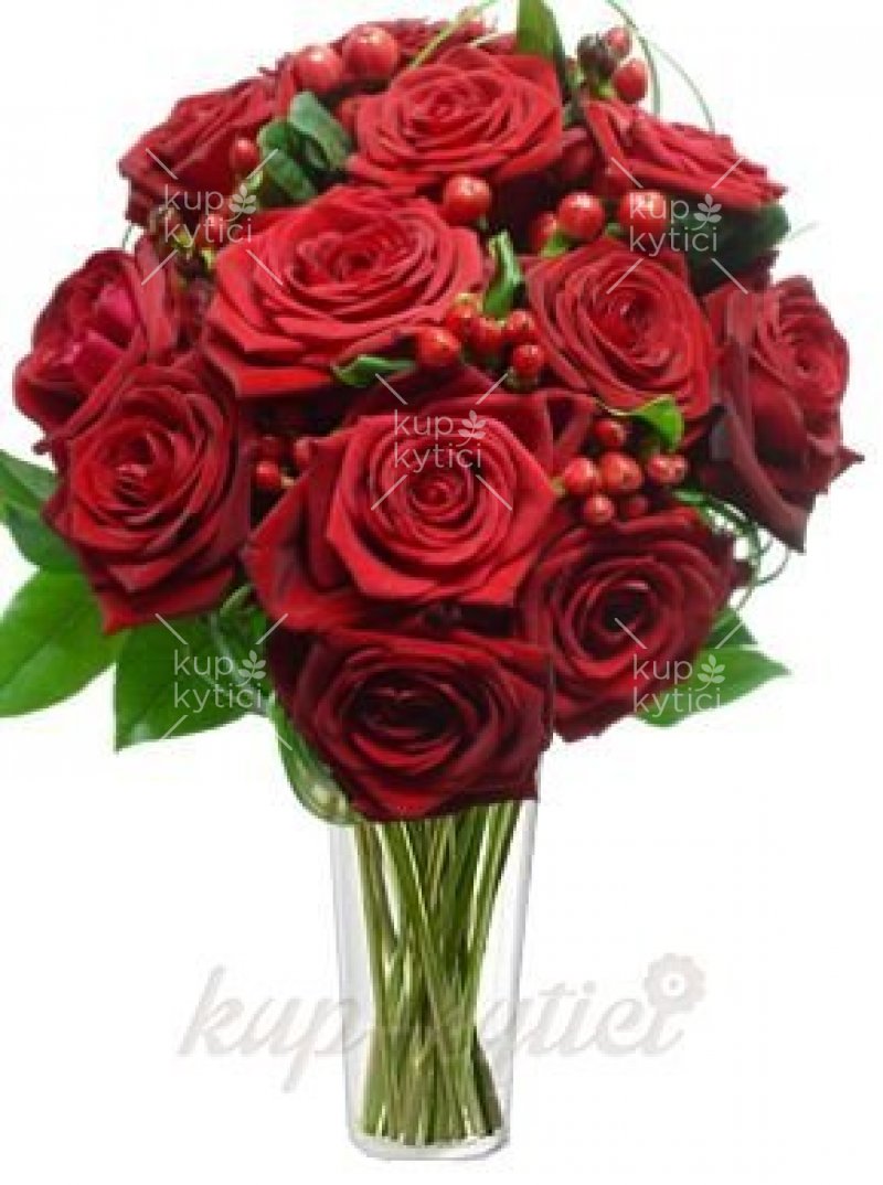 Kytice z červených růží a hyperika